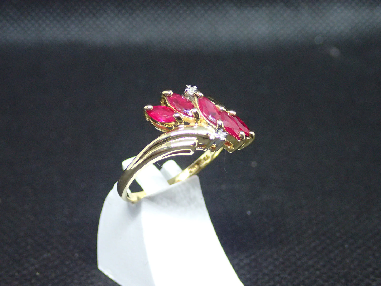 Bague en or jaune 750/ème de 3.57g, rubis, diamant / Bijoux d'occasion