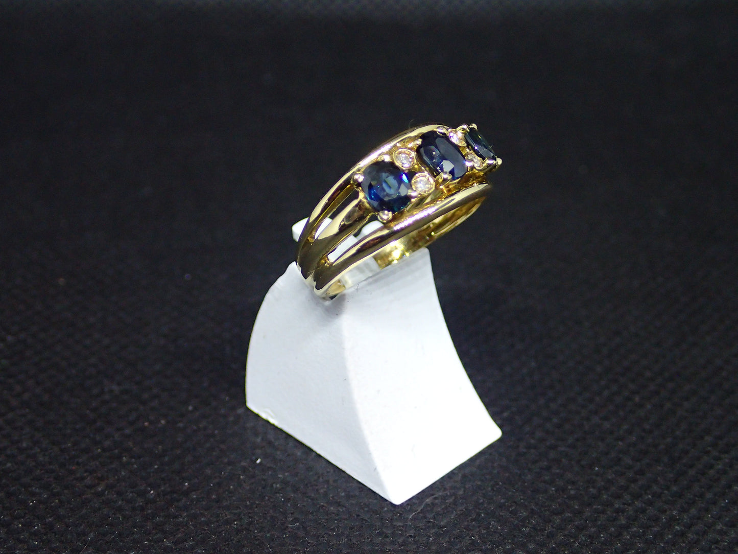 Bague en or jaune 750/ème de 3.67g, saphir, diamant / Bijoux d'occasion