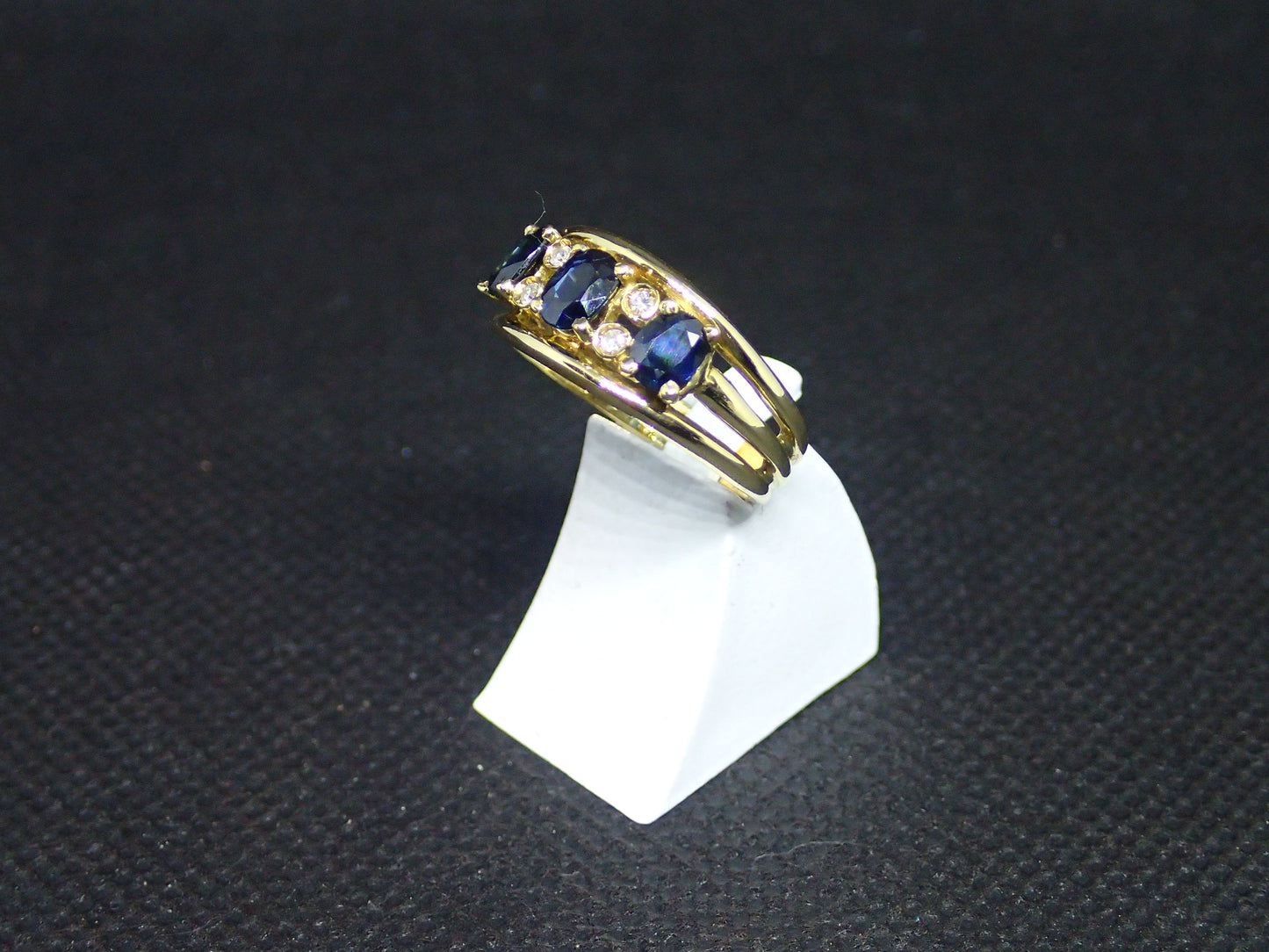 Bague en or jaune 750/ème de 3.67g, saphir, diamant / Bijoux d'occasion