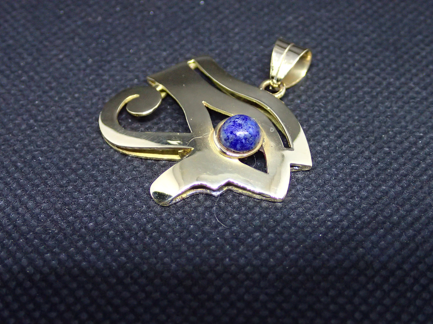 Pendentif oeil de ra en or jaune 750/ème de 7.80g, lapis lazuli/ Bijoux d'occasion