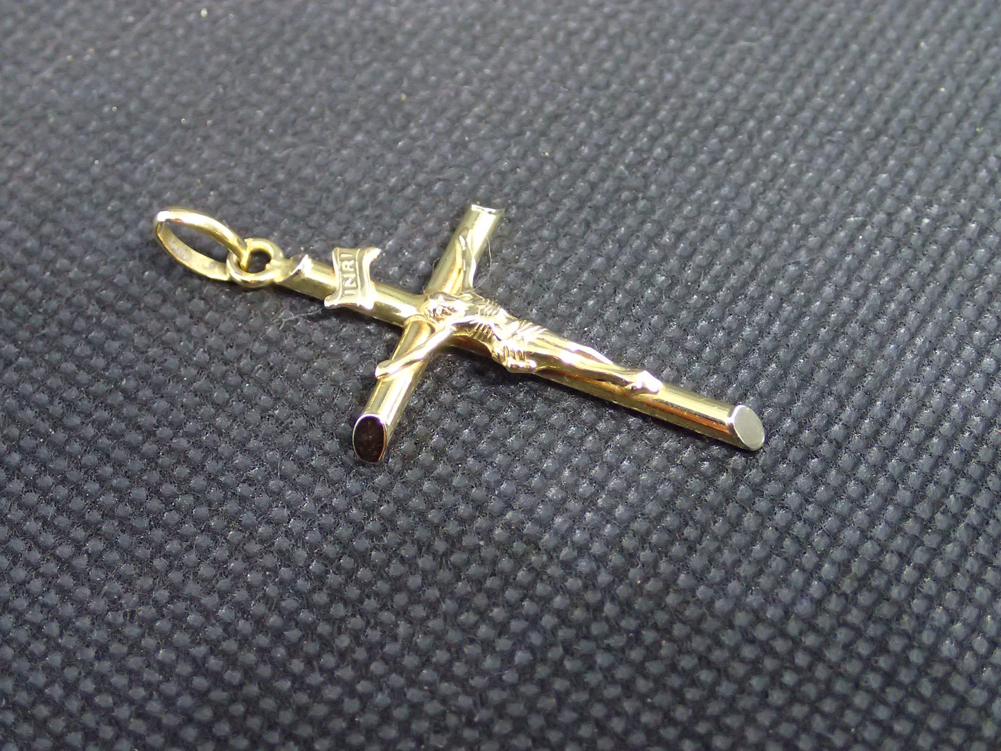 Croix religieuse en or jaune 750/ème de 2.92g / Bijoux d'occasion