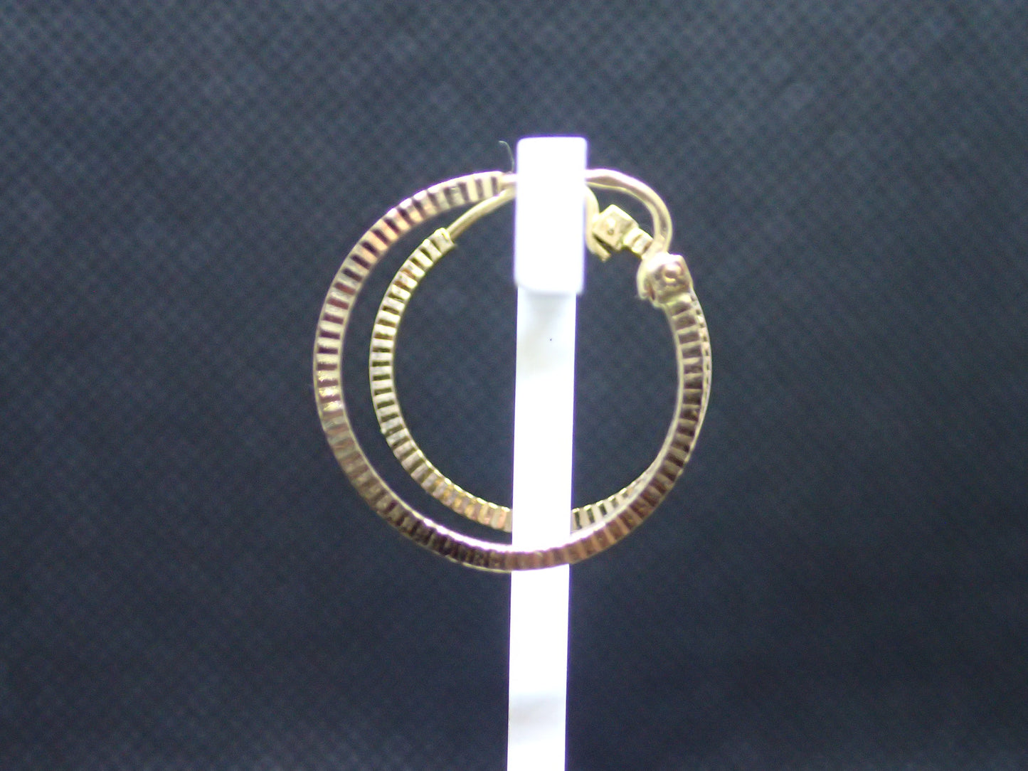 Créole ciselée en or jaune 750/ème de 0.98g / Bijoux d'occasion