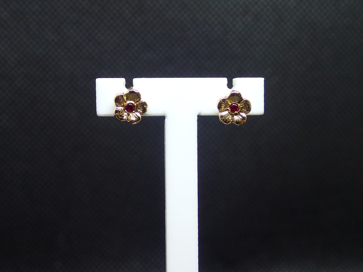 Boucle d'oreille en or jaune 750/ème de 1.26g, pierre rouge / Bijoux d'occasion