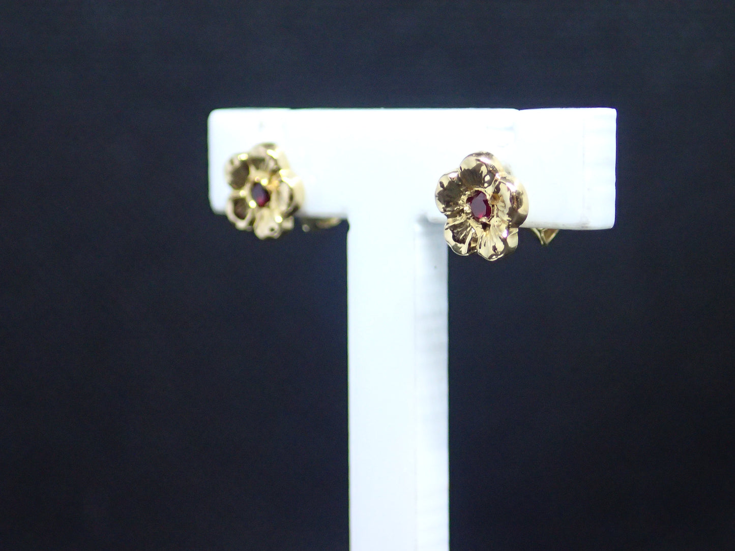 Boucle d'oreille en or jaune 750/ème de 1.26g, pierre rouge / Bijoux d'occasion