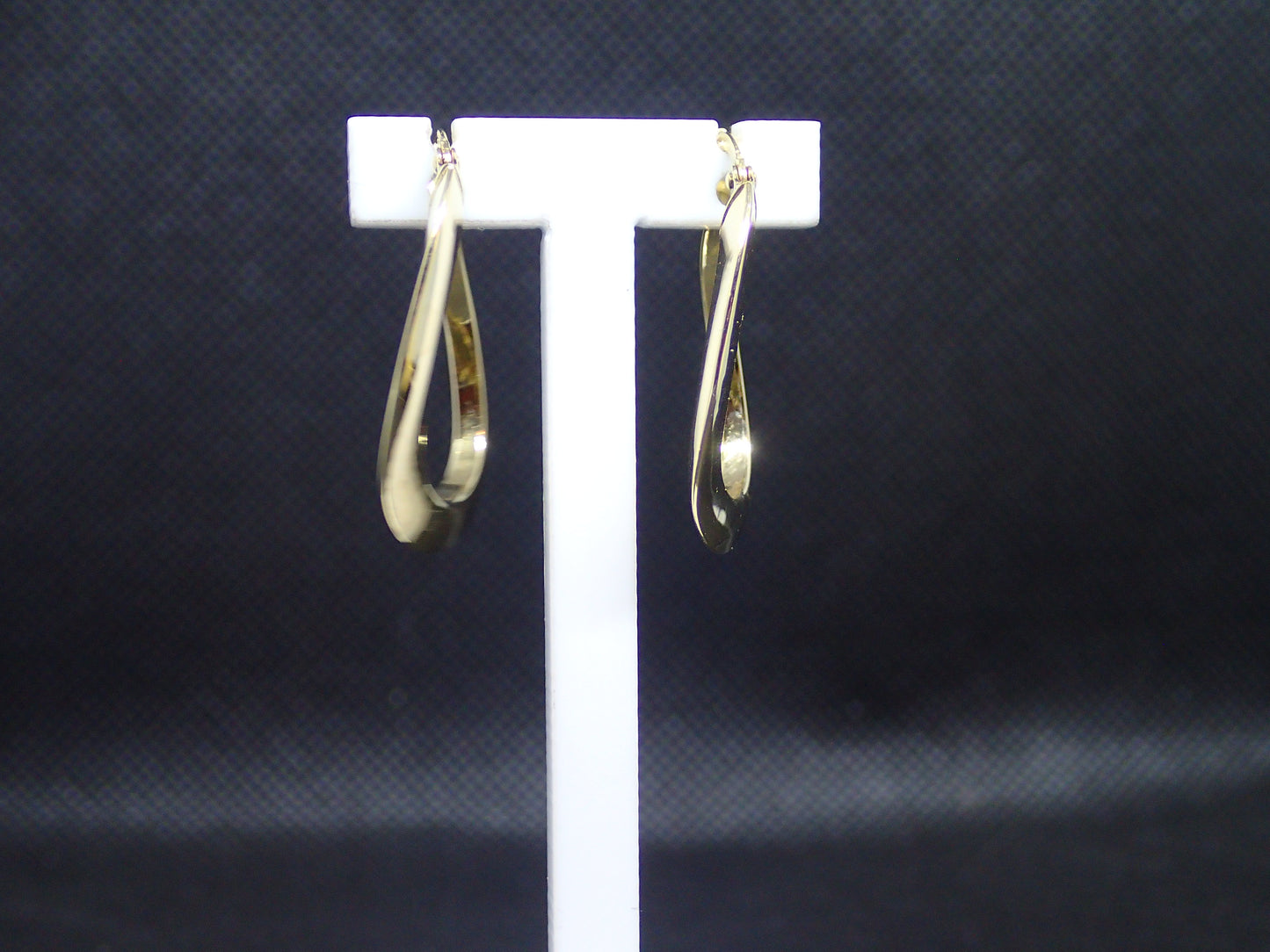 Créole en or jaune 750/ème de 2.43g, fil plat / Bijoux d'occasion