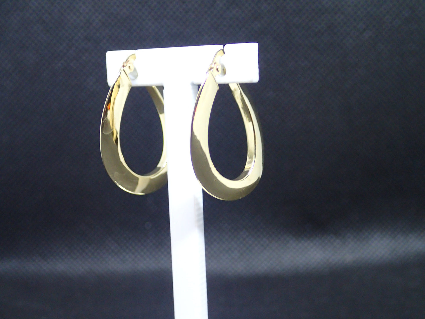 Créole en or jaune 750/ème de 2.43g, fil plat / Bijoux d'occasion