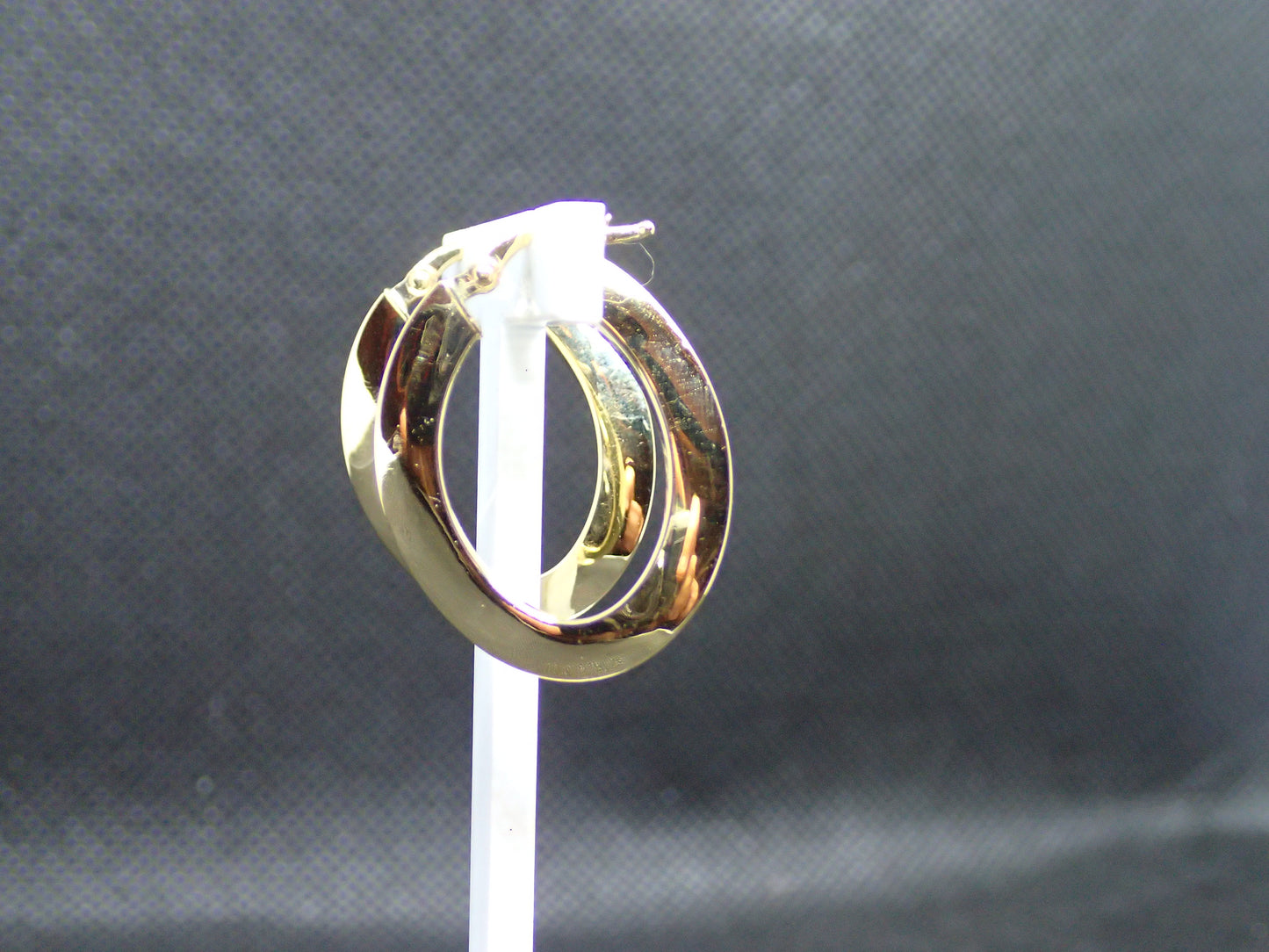 Créole en or jaune 750/ème de 2.43g, fil plat / Bijoux d'occasion