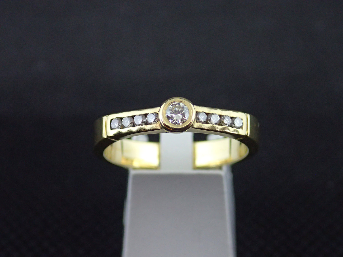 Solitaire accompagné en or jaune 750/ème de 3.90g, diamant / Bijoux d'occasion