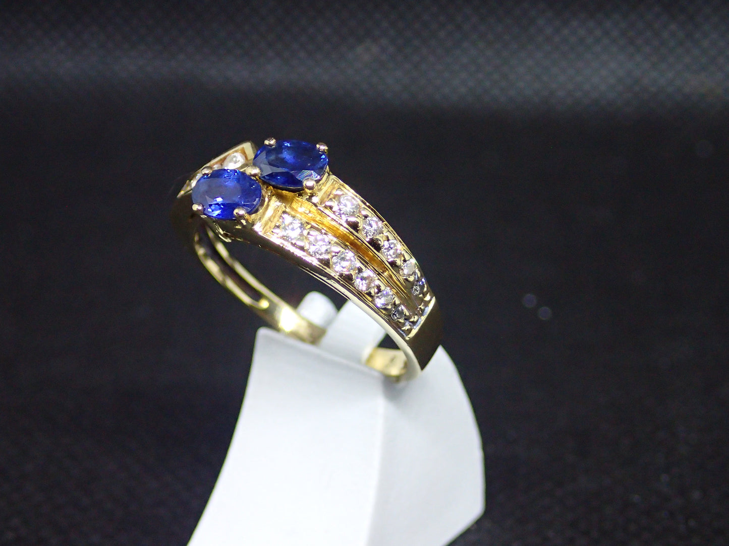 Bague saphir en or jaune 750/ème de 4.28g, saphir, diamant / Bijoux d'occasion