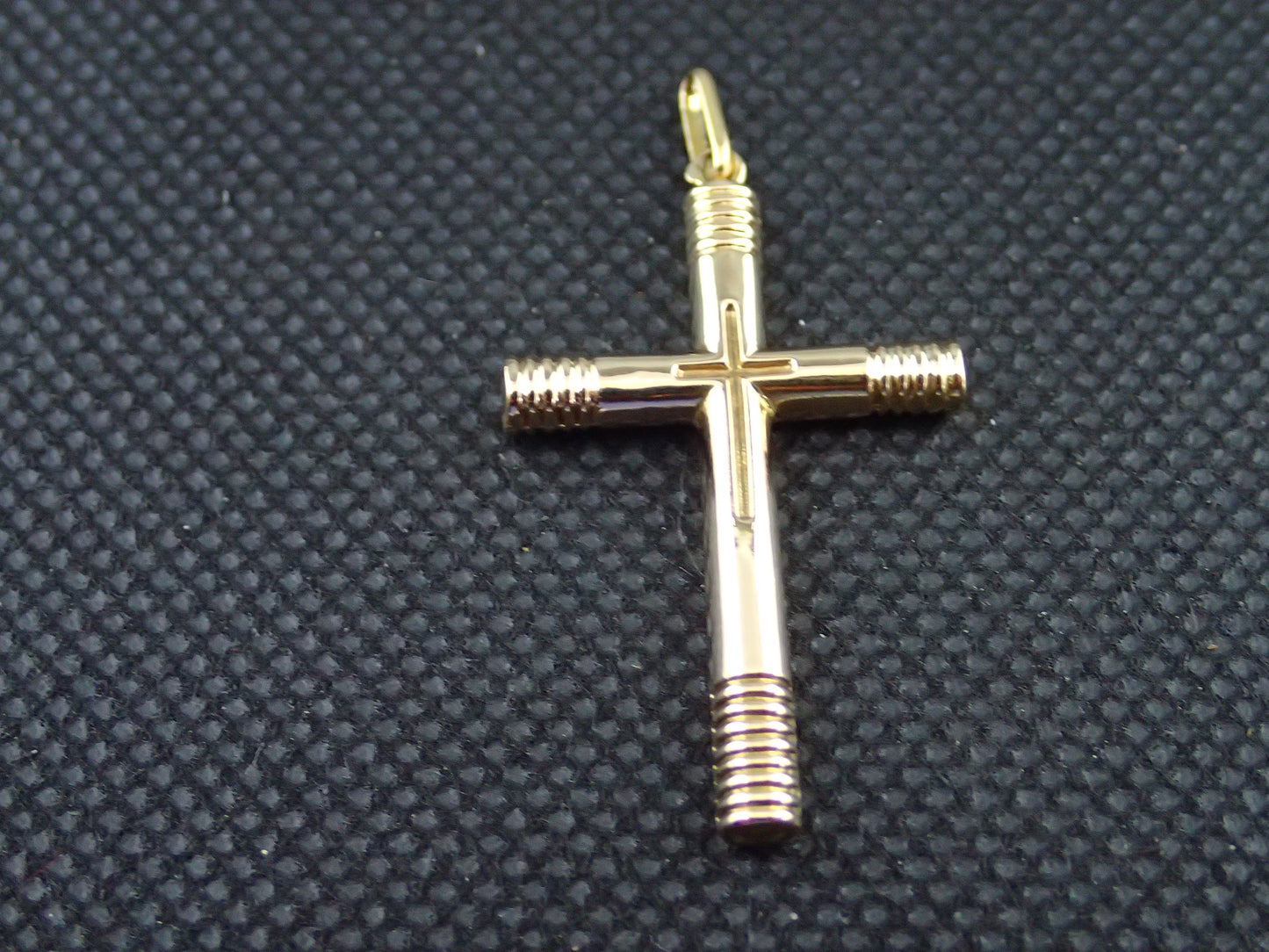 Croix fil rond en or jaune 750/ème de 1.40g / Bijoux d'occasion