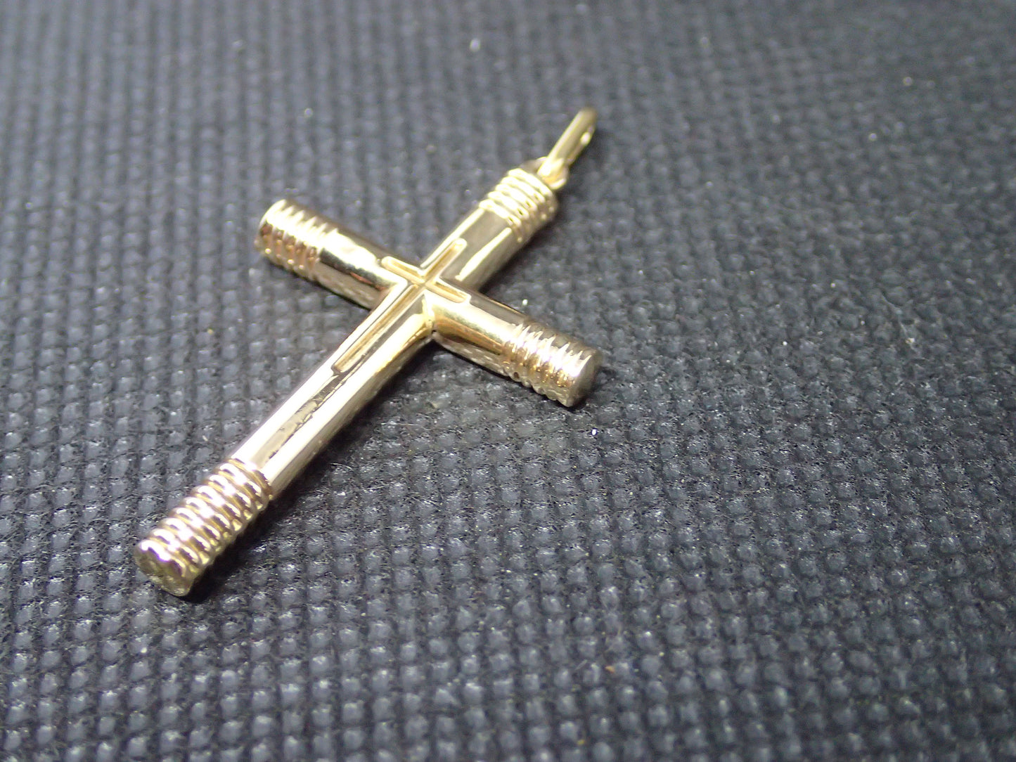 Croix fil rond en or jaune 750/ème de 1.40g / Bijoux d'occasion