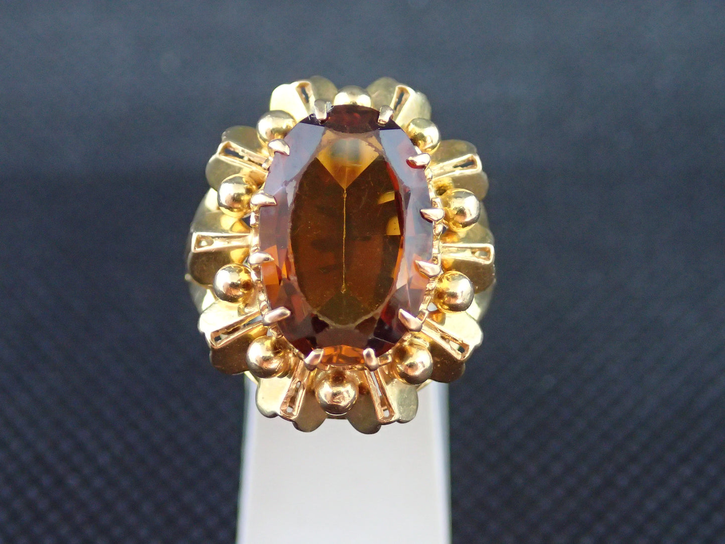 Bague en or jaune 750/ème de 6.80g, grenat / Bijoux d'occasion