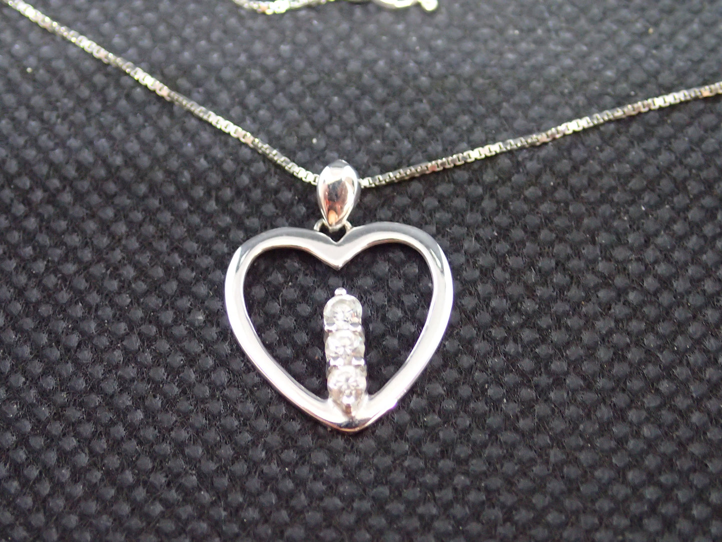 Chaine avec cœur en pendentif en or blanc 750/ème de 2.94g, oxyde / Bijoux d'occasion