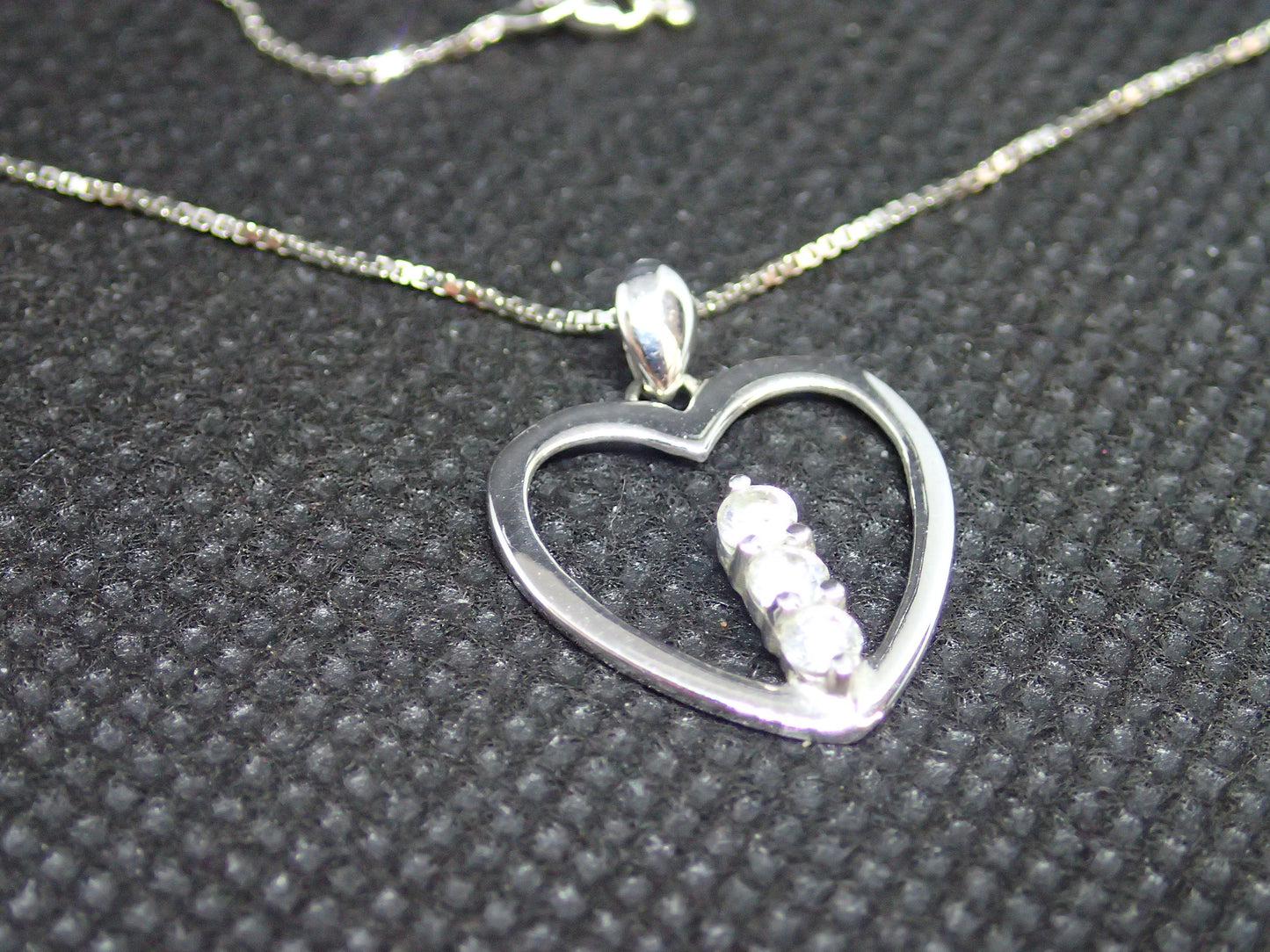 Chaine avec cœur en pendentif en or blanc 750/ème de 2.94g, oxyde / Bijoux d'occasion