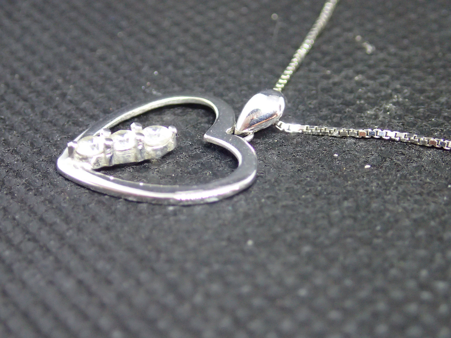 Chaine avec cœur en pendentif en or blanc 750/ème de 2.94g, oxyde / Bijoux d'occasion