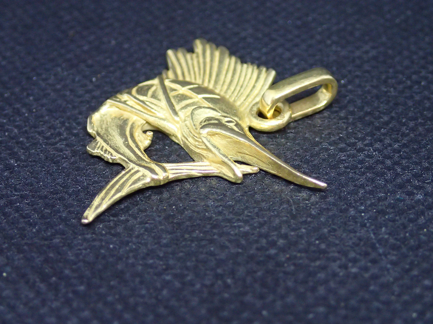 Pendentif espadon en or jaune 750/ème de 8,66g / Bijoux d'occasion