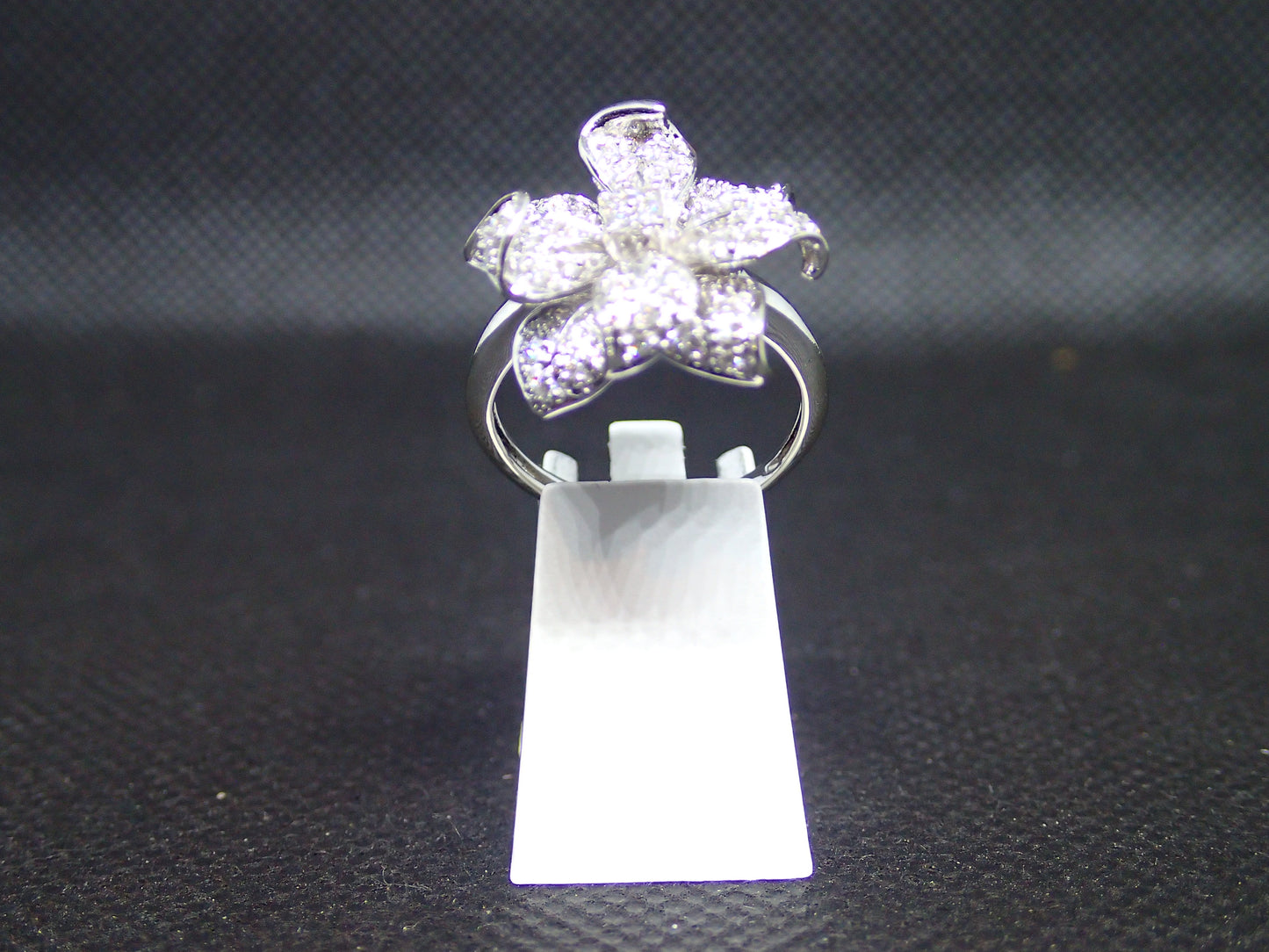 Bague fleur en or blanc 750/ème de 5.30g, diamant / Bijoux d'occasion