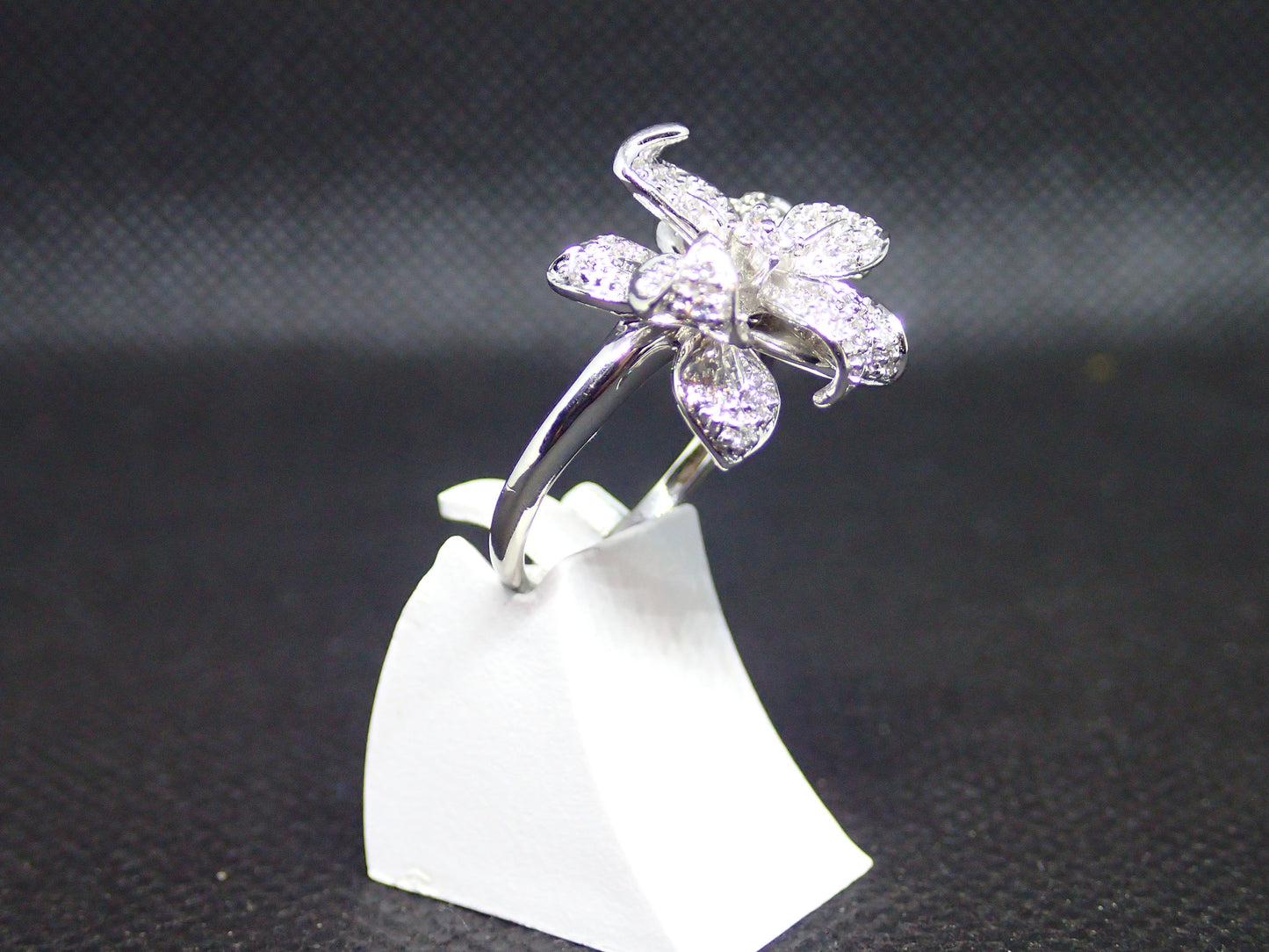 Bague fleur en or blanc 750/ème de 5.30g, diamant / Bijoux d'occasion