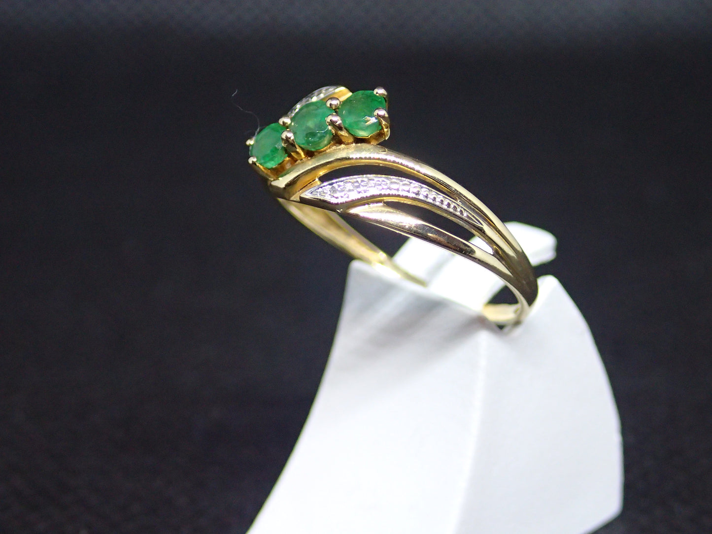 Bague en or jaune 750/ème de 1.27g, émeraude / Bijoux d'occasion