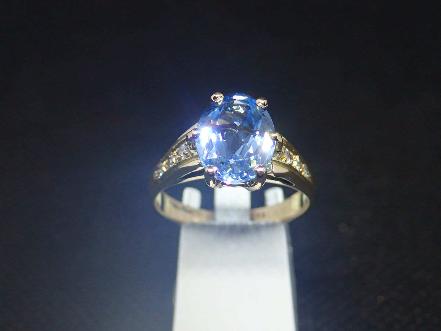 Bague en or jaune 750/ème de 4.18g, topaze, diamant / Bijou d'occasion