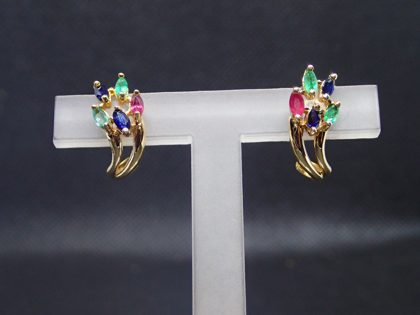 Boucle d'oreille en or jaune 750/ème de 2.54g, émeraude, saphir, rubis/ Bijoux d'occasion
