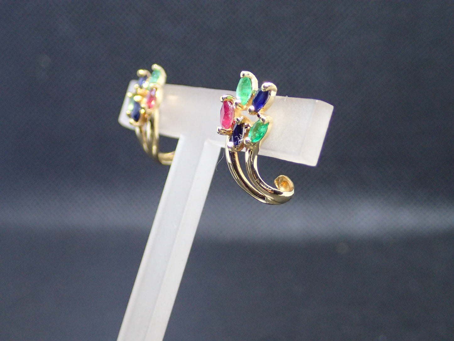 Boucle d'oreille en or jaune 750/ème de 2.54g, émeraude, saphir, rubis/ Bijoux d'occasion
