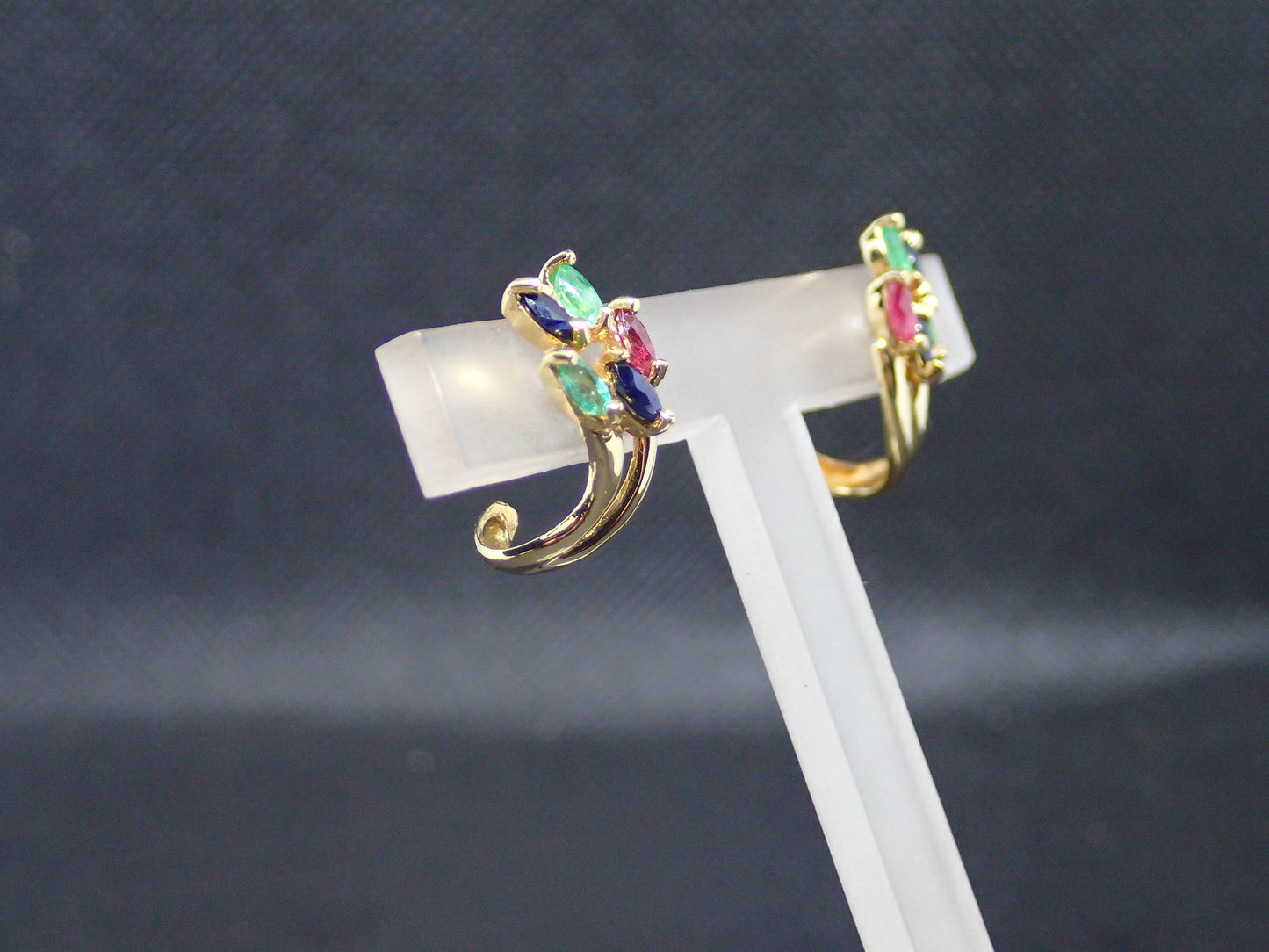 Boucle d'oreille en or jaune 750/ème de 2.54g, émeraude, saphir, rubis/ Bijoux d'occasion