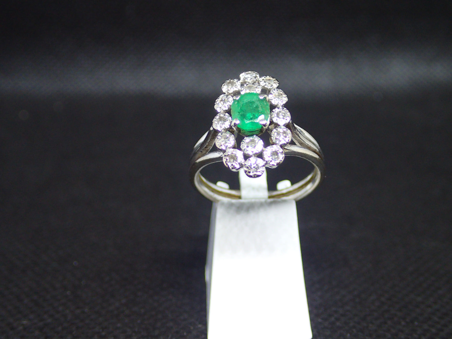 Bague en or blanc 750/ème de 5g, émeraude / Bijoux d'occasion