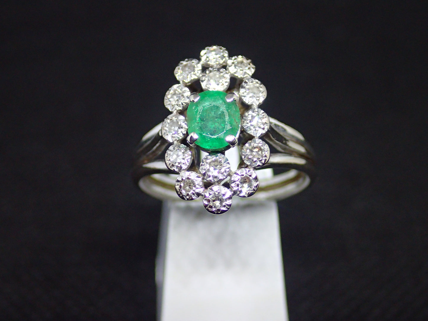 Bague en or blanc 750/ème de 5g, émeraude / Bijoux d'occasion