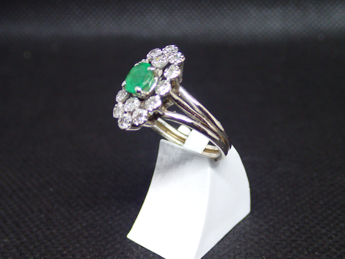Bague en or blanc 750/ème de 5g, émeraude / Bijoux d'occasion