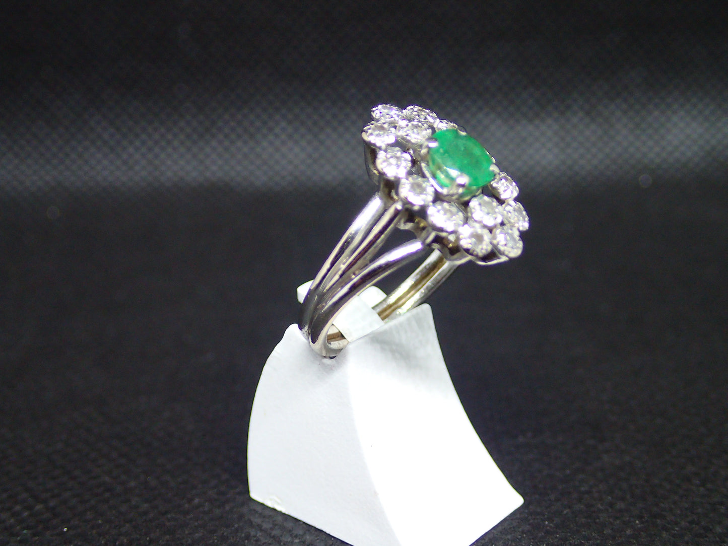 Bague en or blanc 750/ème de 5g, émeraude / Bijoux d'occasion