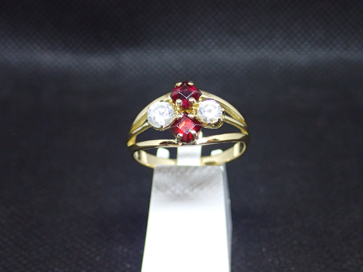 Bague en or jaune 750/ème de 3.80g, oxyde, grenat / Bijoux d'occasion