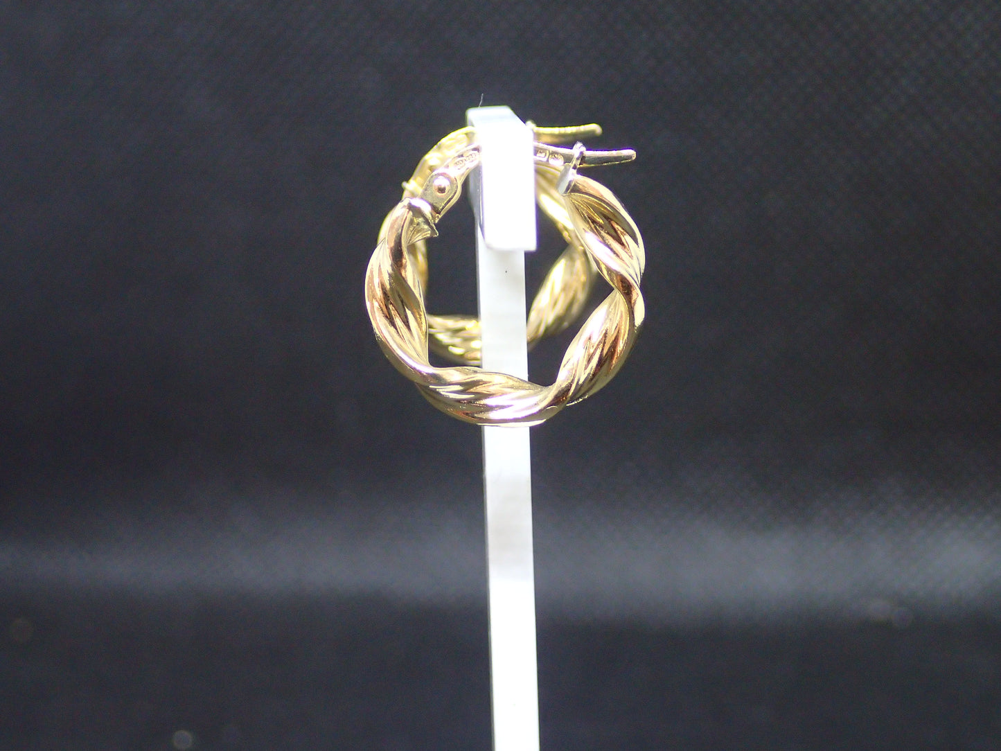 Créole torsadée en or jaune 750/ème de 1.69g / Bijoux d'occasion