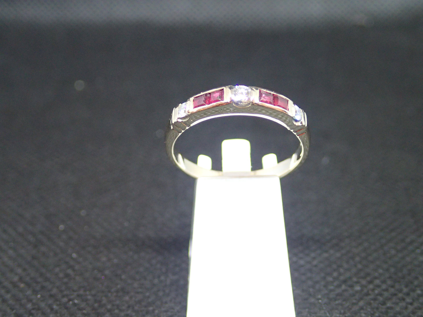 Bague en or blanc 750/ème de 2.57g, rubis, diamant / Bijoux d'occasion
