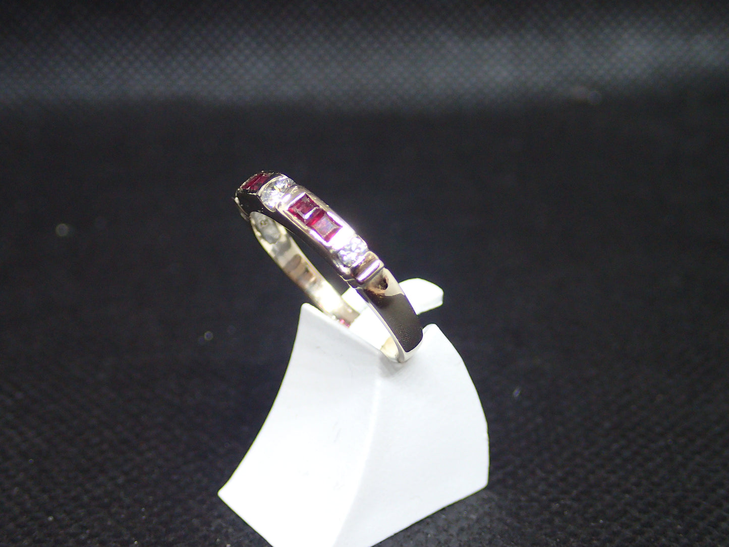Bague en or blanc 750/ème de 2.57g, rubis, diamant / Bijoux d'occasion
