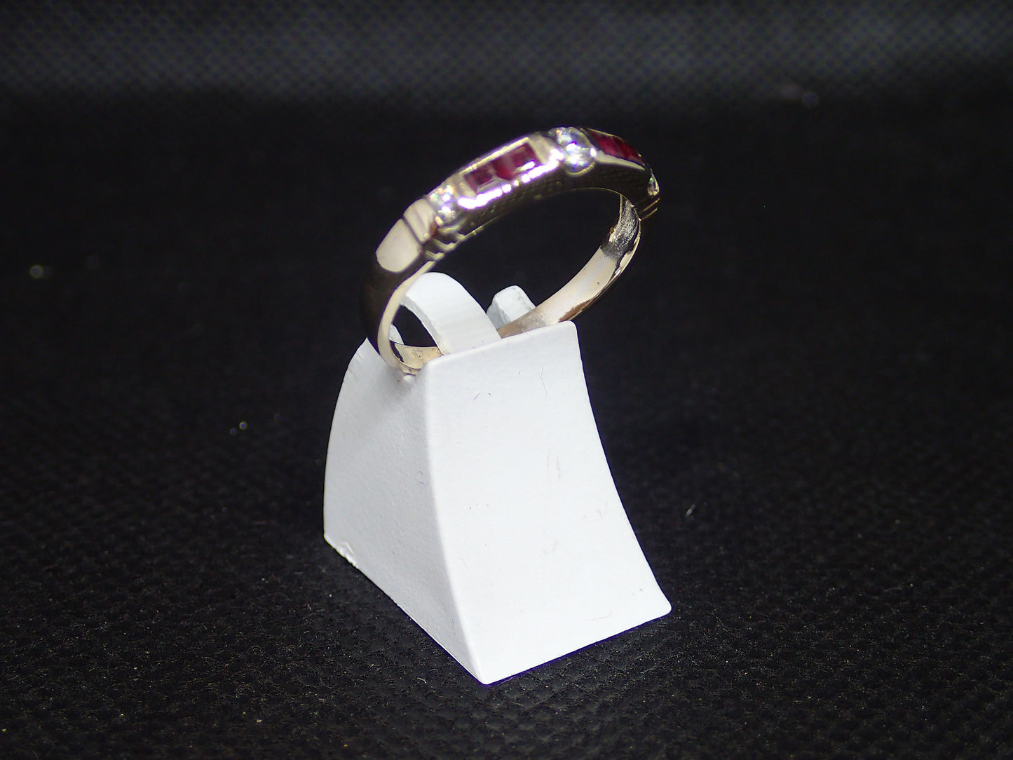 Bague en or blanc 750/ème de 2.57g, rubis, diamant / Bijoux d'occasion