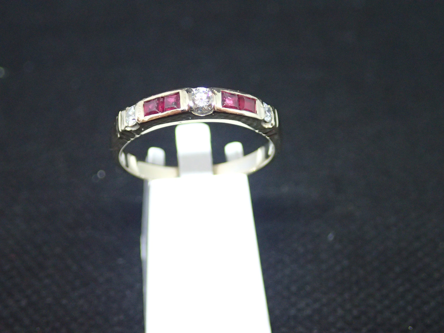 Bague en or blanc 750/ème de 2.57g, rubis, diamant / Bijoux d'occasion