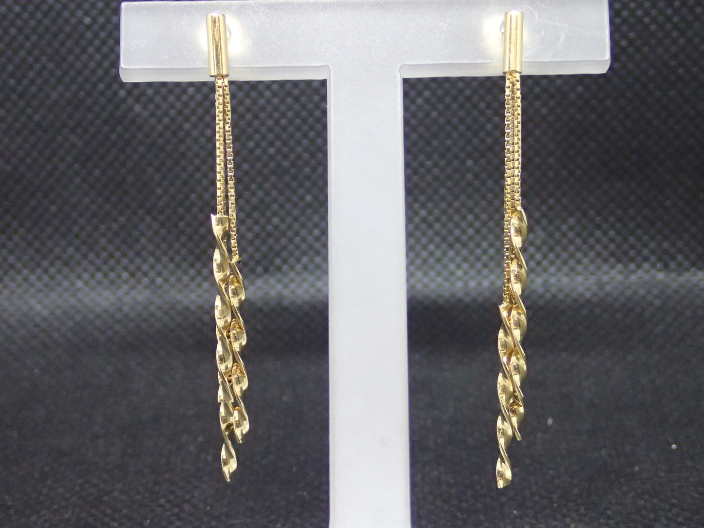 Boucle d'oreille torsadée pendante en or jaune 750/ème de 2.86g / Bijoux d'occasion