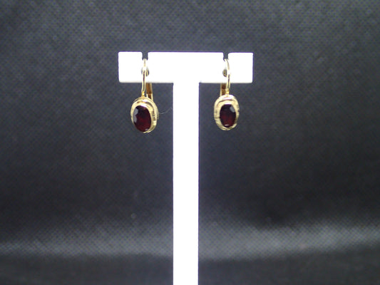 Boucle d'oreille en or jaune 750/ème de 1.52g, grenat / Bijoux d'occasion