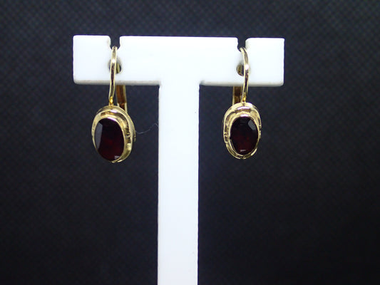 Boucle d'oreille en or jaune 750/ème de 1.52g, grenat / Bijoux d'occasion