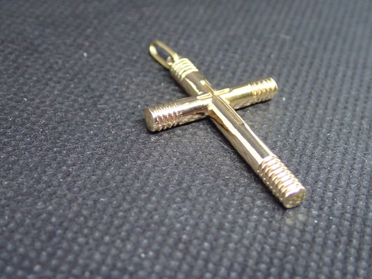Croix fil rond en or jaune 750/ème de 1.40g / Bijoux d'occasion