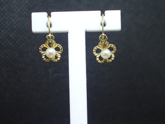 Dormeuse en or jaune 750/ème de 1.10g, perle / Bijoux d'occasion