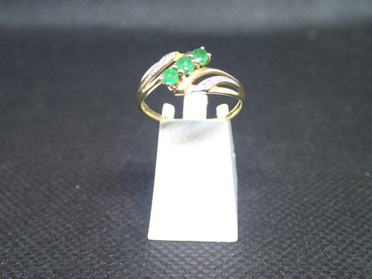Bague en or jaune 750/ème de 1.27g, émeraude / Bijoux d'occasion