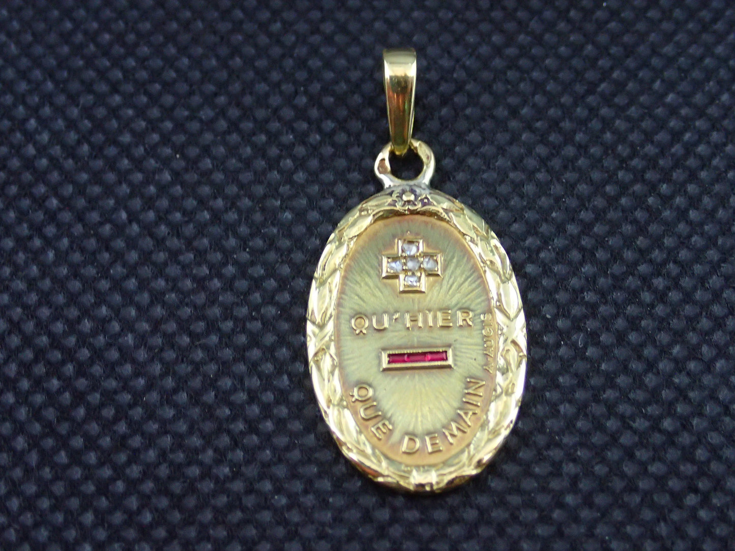 Médaille d'amour Augis en or jaune 750/ème de 5g, rubis /Bijoux d'occasion