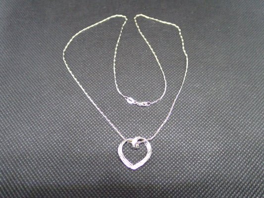 Chaine et coeur en or blanc 750/ème de 5.30g, diamant / Bijoux d'occasion