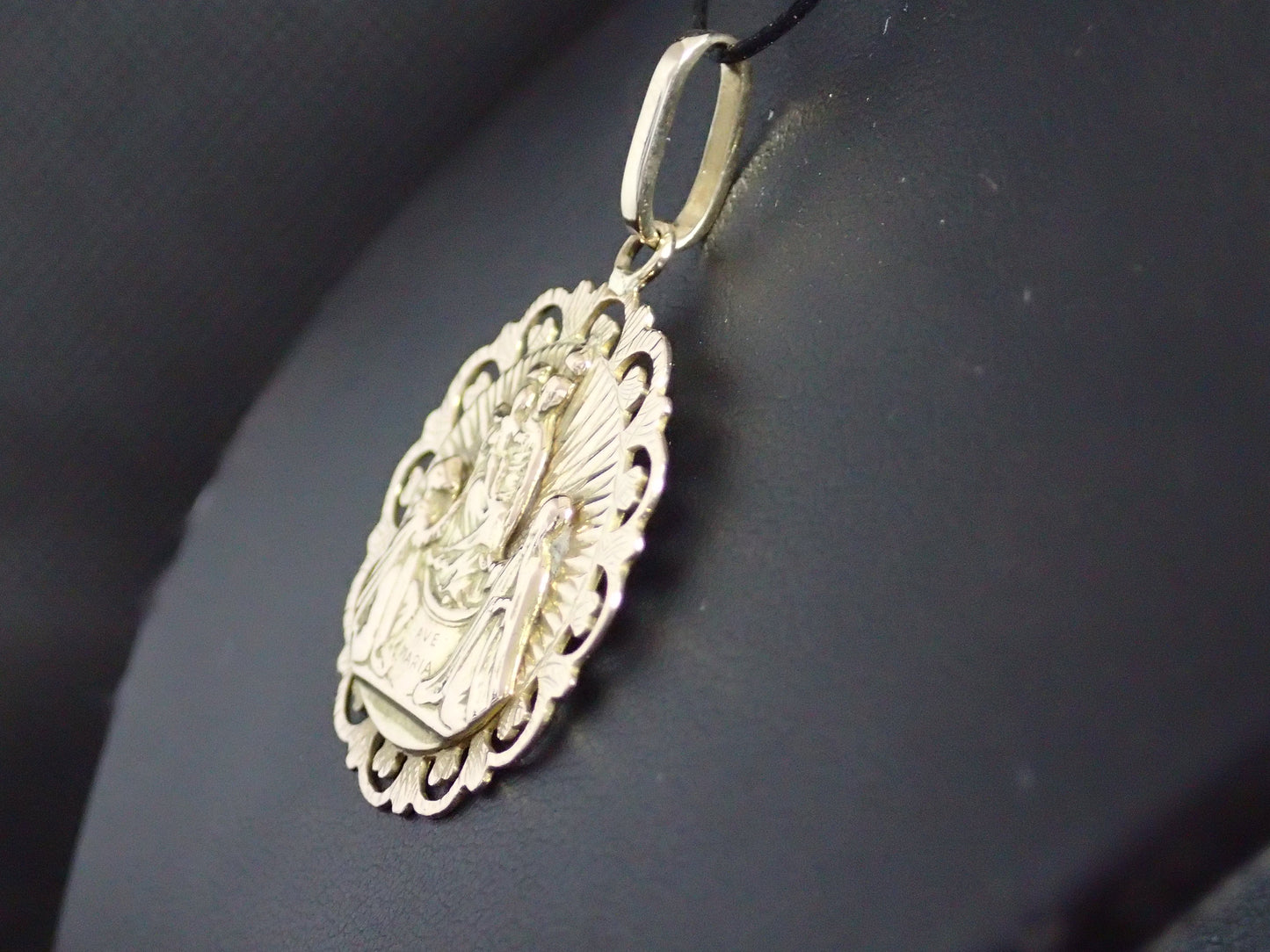 Médaille Ave Maria en or jaune 750/ème de 5.54g / Bijoux d'occasion