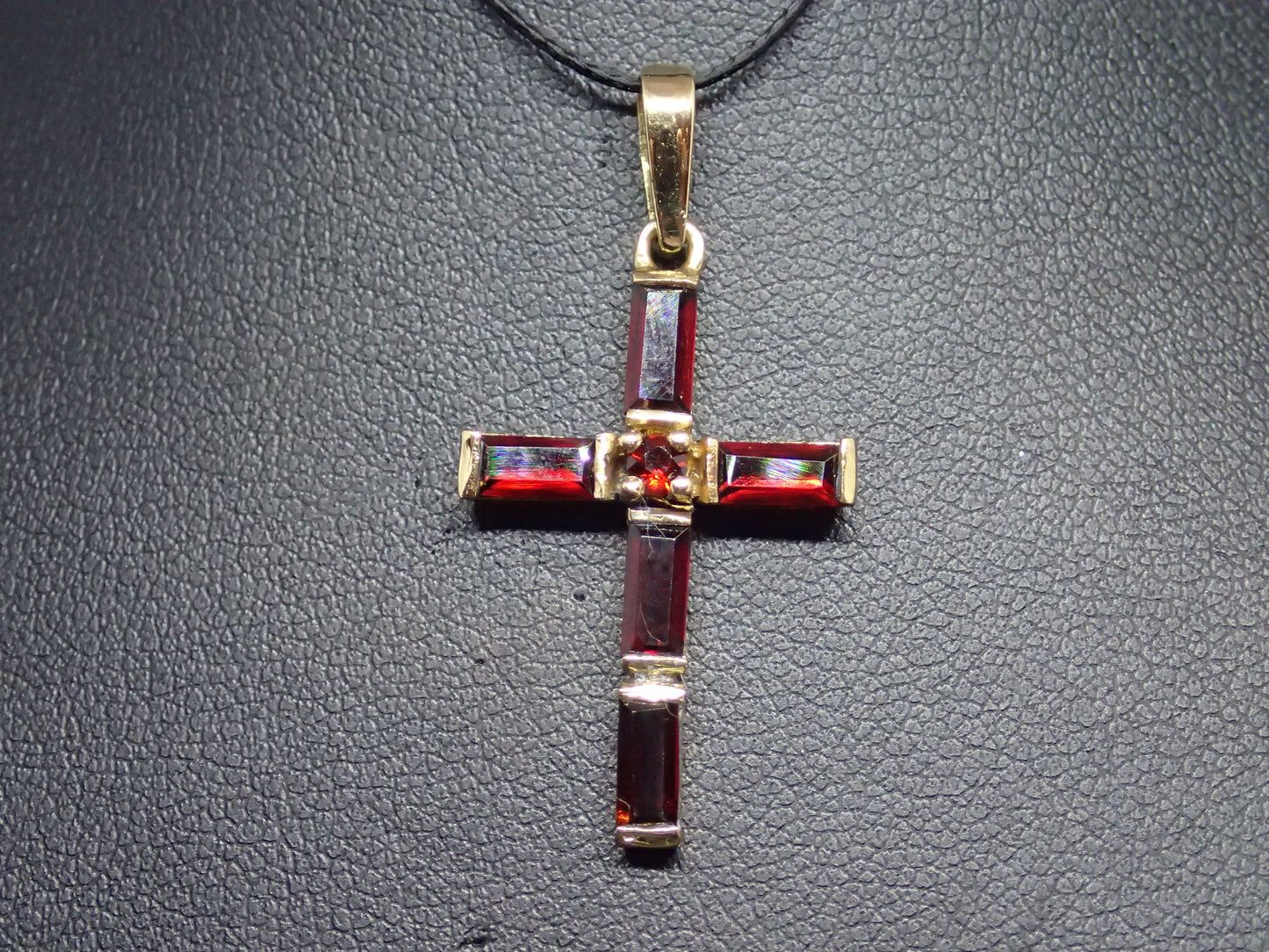 Pendentif croix en or jaune 750/ème de 2.23g, grenat / Bijoux d'occasion