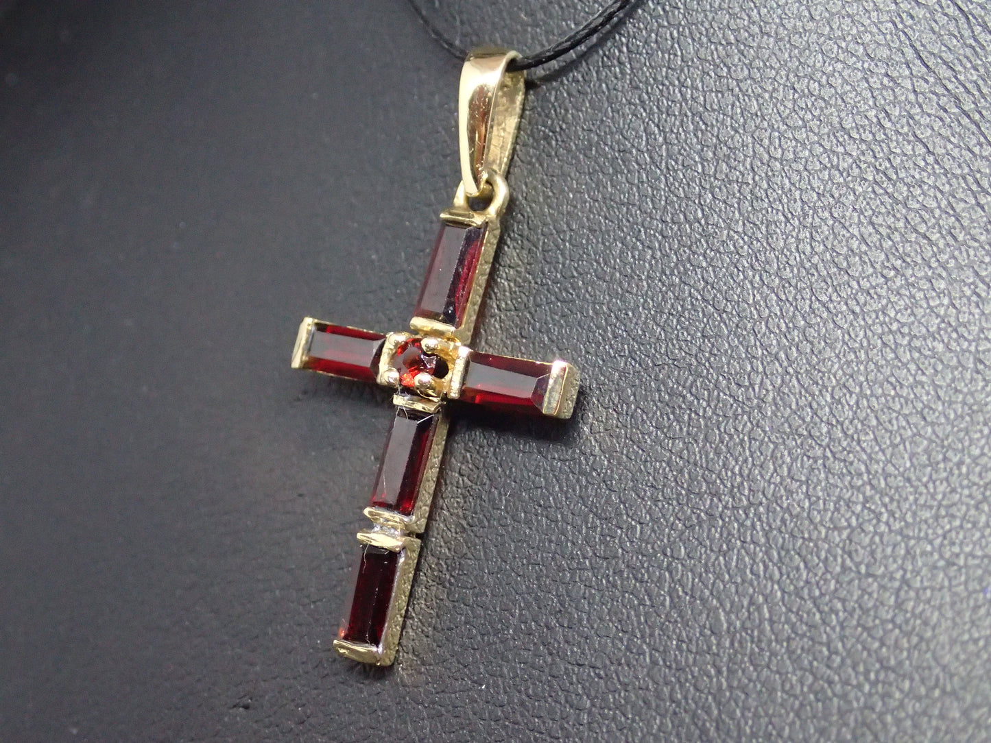 Pendentif croix en or jaune 750/ème de 2.23g, grenat / Bijoux d'occasion