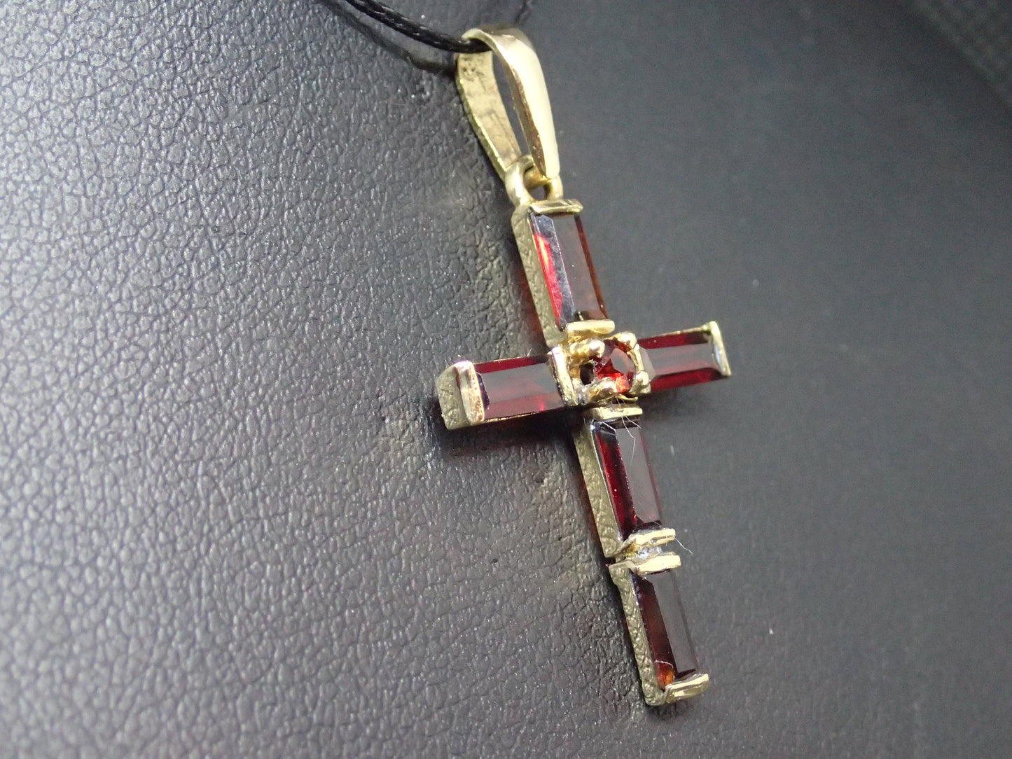 Pendentif croix en or jaune 750/ème de 2.23g, grenat / Bijoux d'occasion