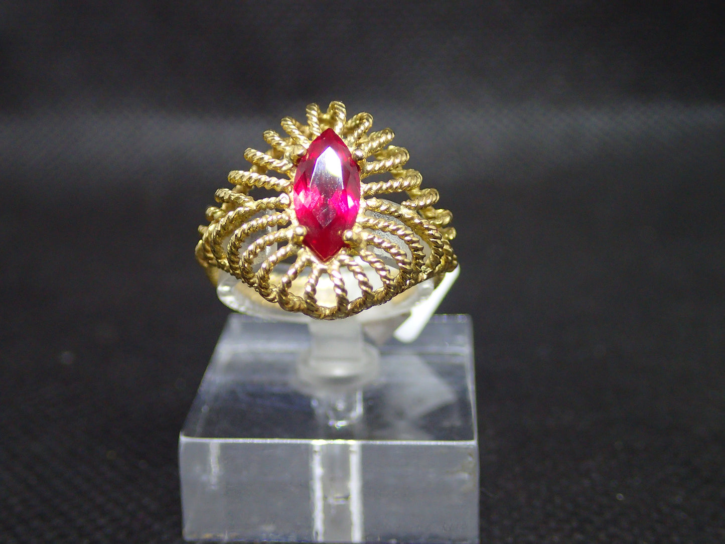 Bague vintage en or jaune 750/ème de 4.18g, navette rouge / Bijoux d'occasion